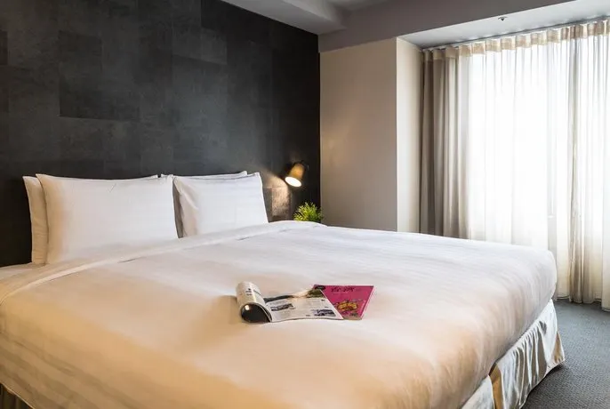 Vendome Hotel - Image 1