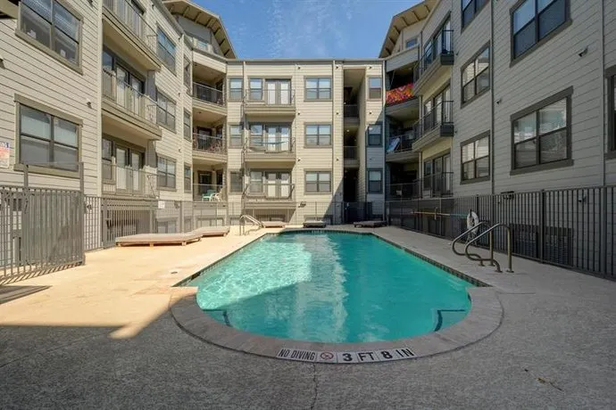 2502 Leon 4BR - Image 1