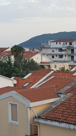 Hibiscus Guest House - Image 1