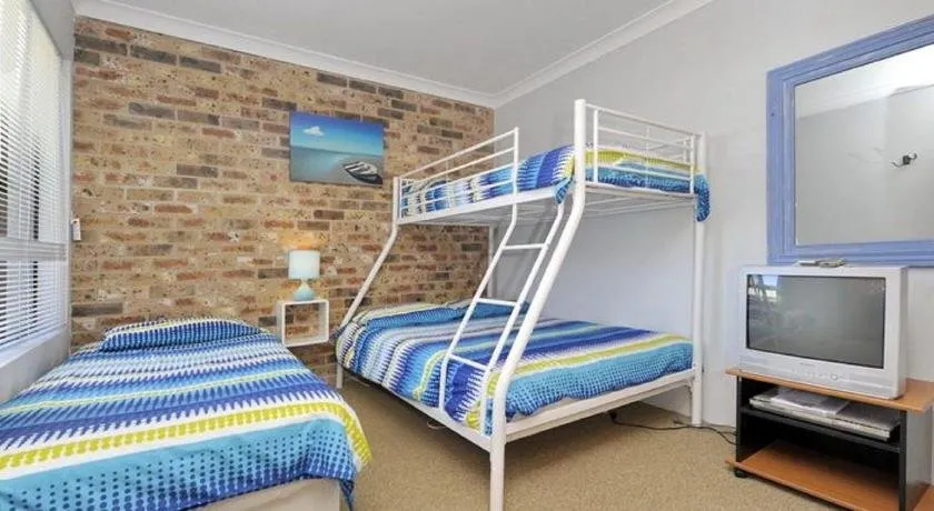 73 'Bay Parklands', 2 Gowrie Avenue - solar heated pool, spa, tennis court & views - Image 1