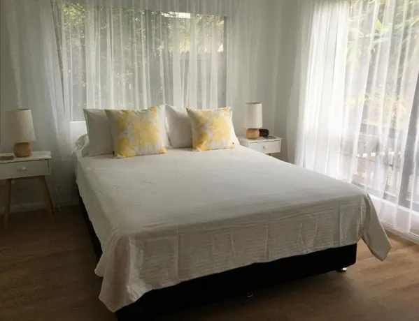 Hooleys Beach House - Image 1
