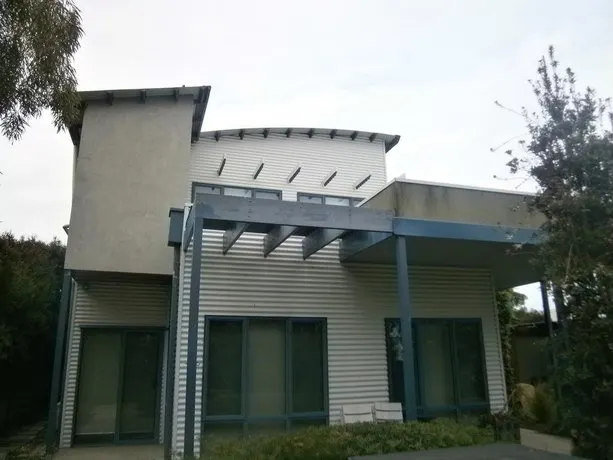Bay Breeze Holiday Home - Image 1