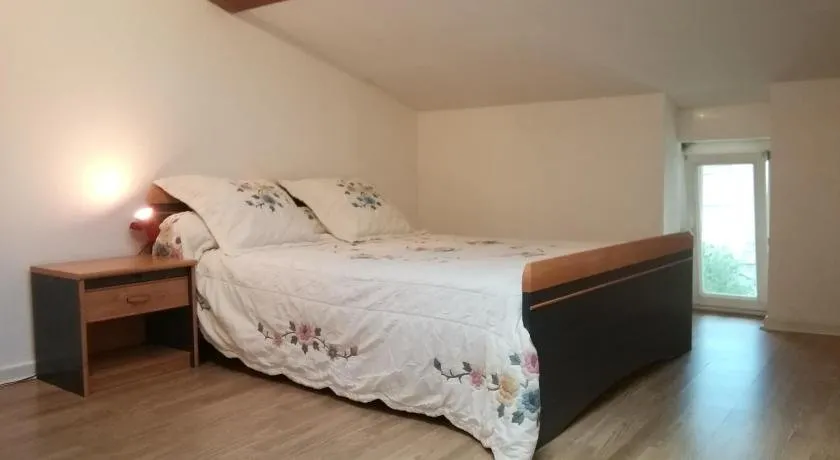 Studio mansardé à Oyonnax - Image 1