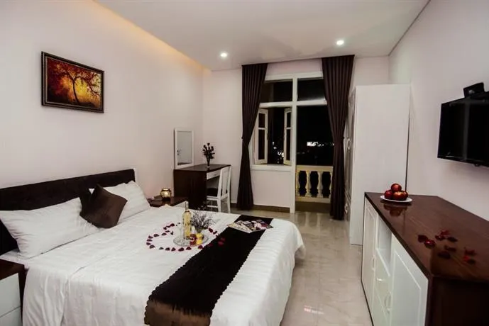 Rose Hotel - Image 1