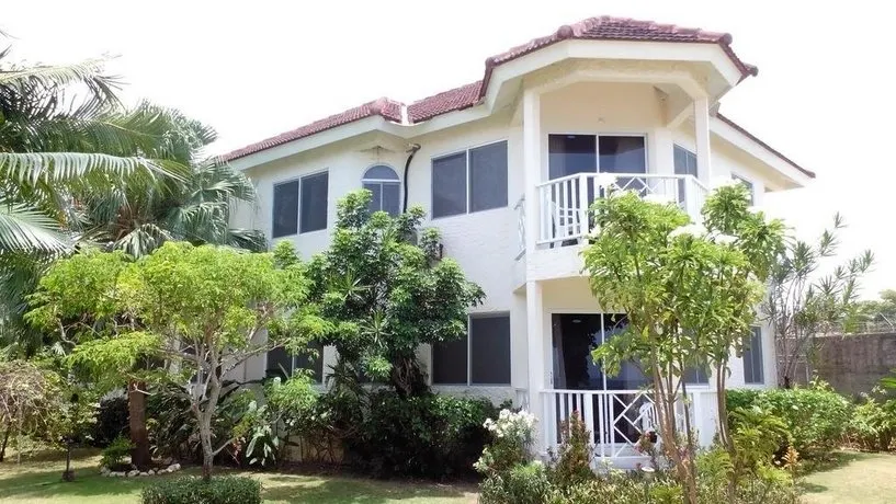 Pipers Cove Resort - Image 1