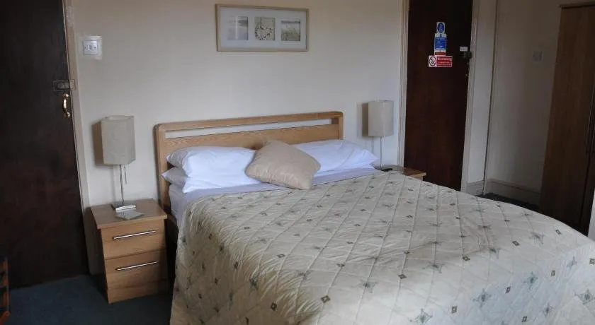 Holly Tree Guest House - Image 1
