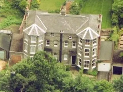Alpine Villa Guest House - Image 1
