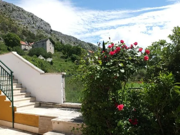 Holiday Home Sky - Image 1