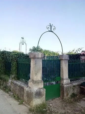 Country House Deja - Image 1