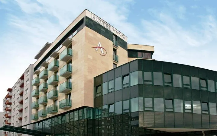Alexandra Hotel - Image 1