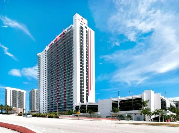 Private Residences at Beachwalk by SoFla Vacations - Image 1