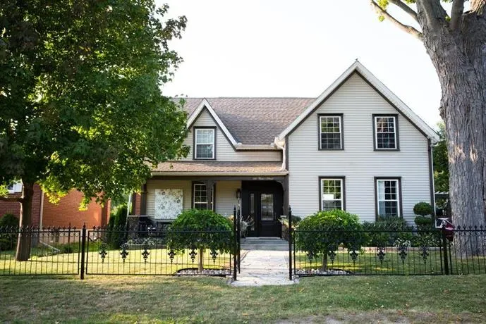 Twin Maples Bed And Breakfast - Image 1