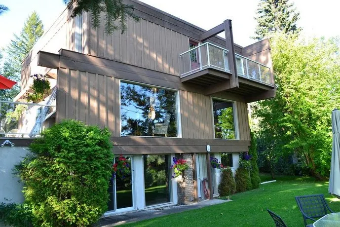 Water's Edge Bed And Breakfast - Image 1