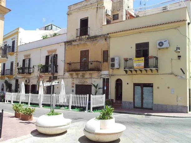 Casa Vacanze Terrasini Duomo - Image 1