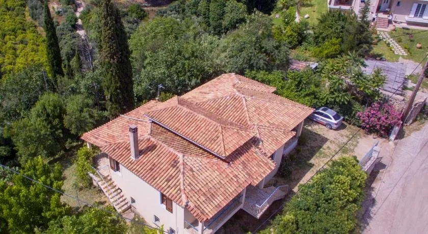 Villa with private garden - Image 1