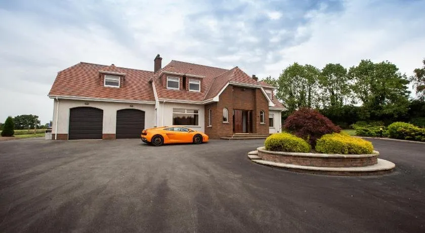 Luxury Manor Private Double Garage Hot tub Wifi - Image 1