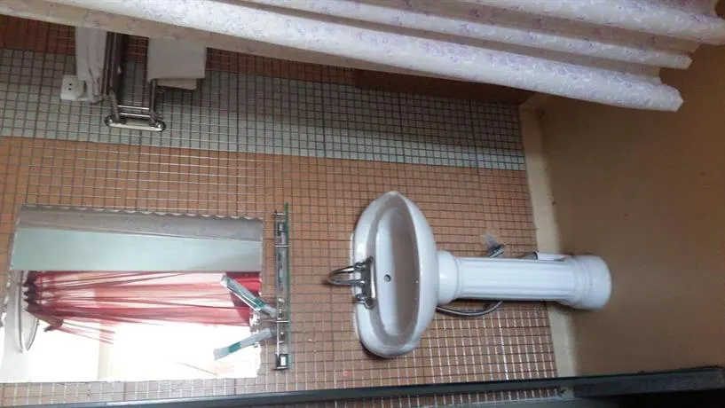 Jing Zhong Hostel - Image 1
