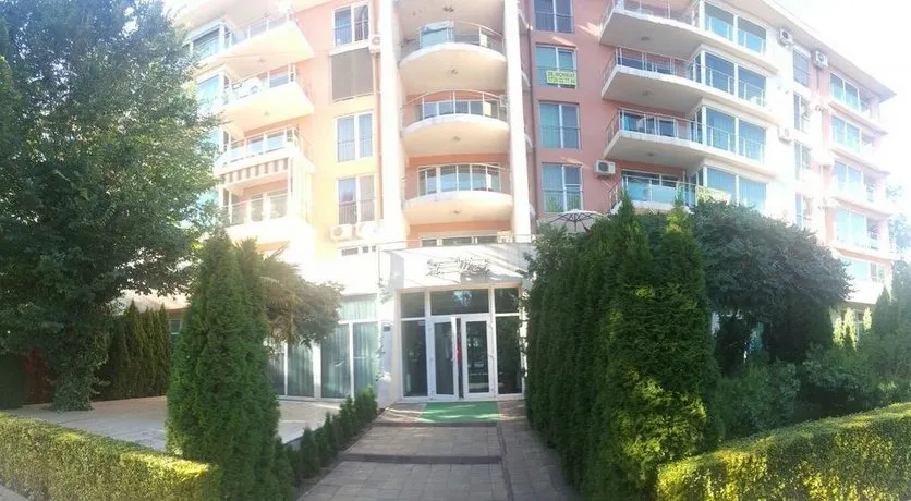 Piano Bar Holidays Apartments - Image 1