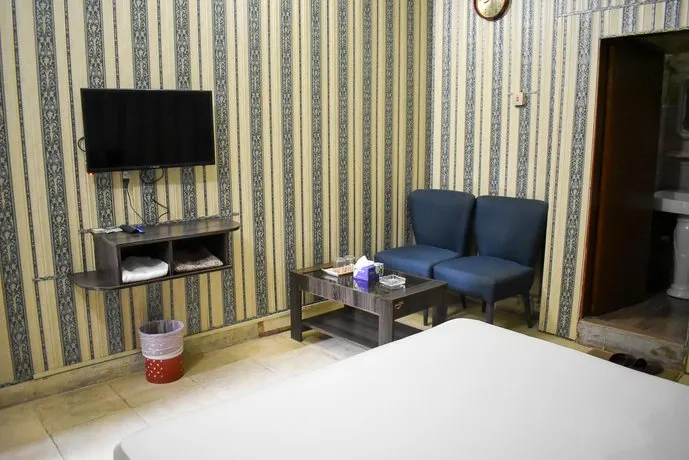Hotel Four Season Inn - Image 1