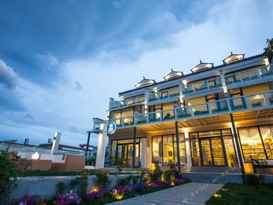 Yinhua Lake View Garden Hotel - Image 1