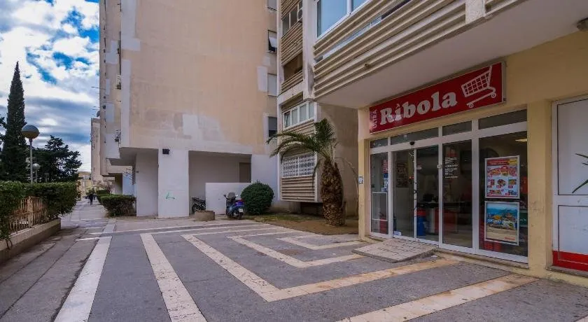 2 bedroom apartment/parking/market - Image 1