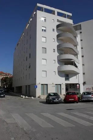 Rooms Laura Split - Image 1