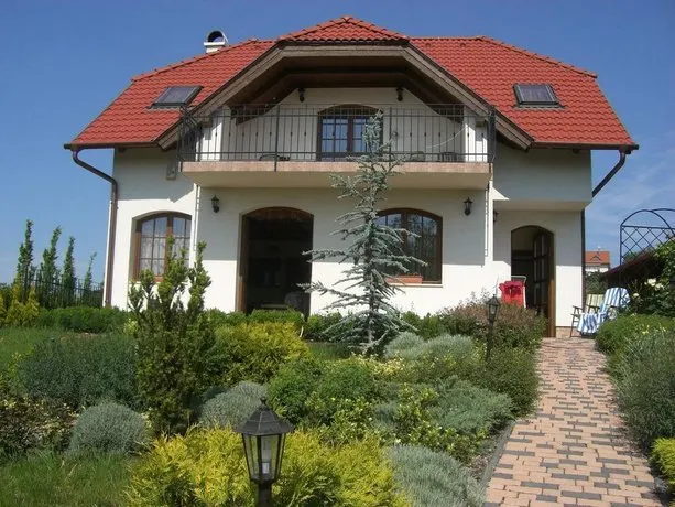 Eden Holiday Home - Image 1