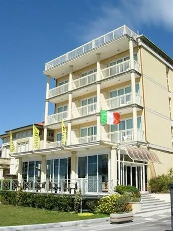 Savoy Hotel Pietrasanta - Image 1