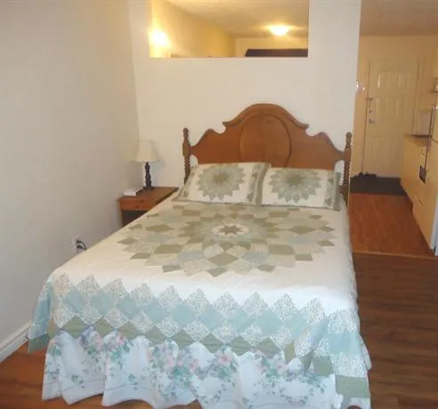 Boutique Waterfront Lodge - Image 1