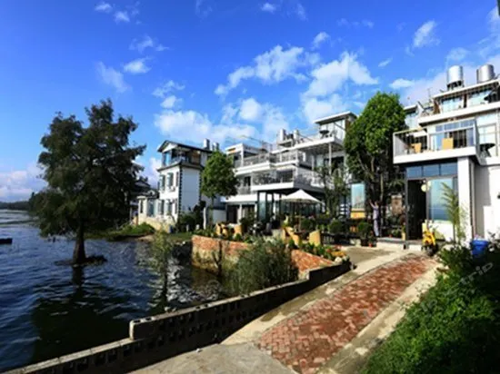 Dali Hanz Lake Inn - Image 1