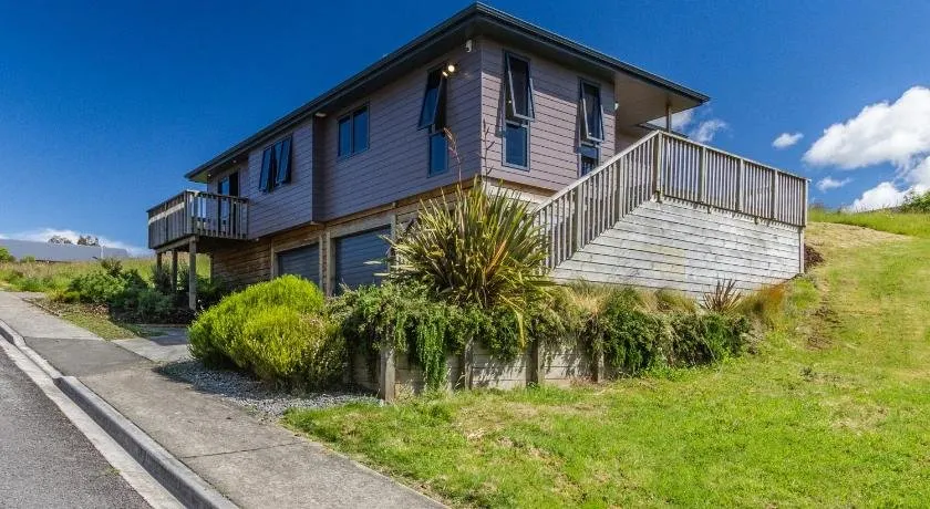 Kowhai Heights - Ohakune Holiday Home - Image 1