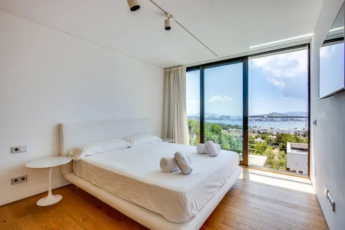 Ubér Luxury Sea-View 6/7 Bedroom & 8 Bathroom - Image 1