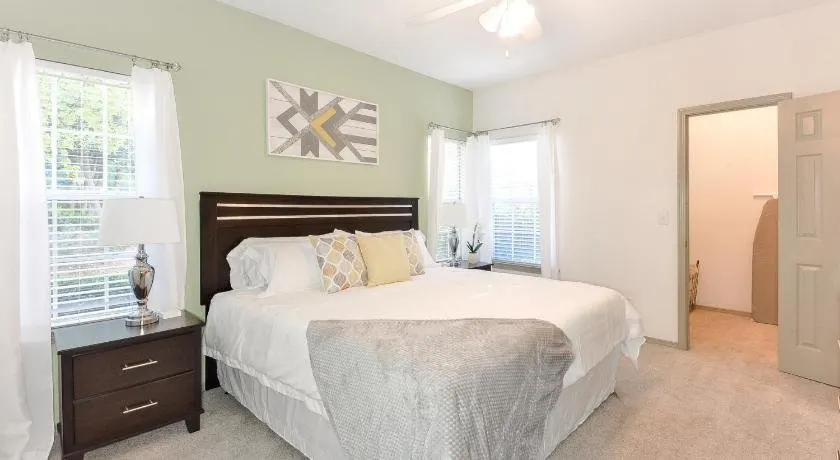 Spacious apartment near Perimeter Mall - Image 1