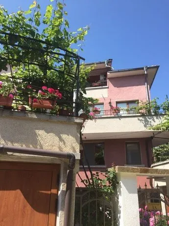 Serbezovi Guest House - Image 1