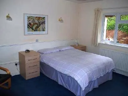 Broadlawns Guest House - Image 1