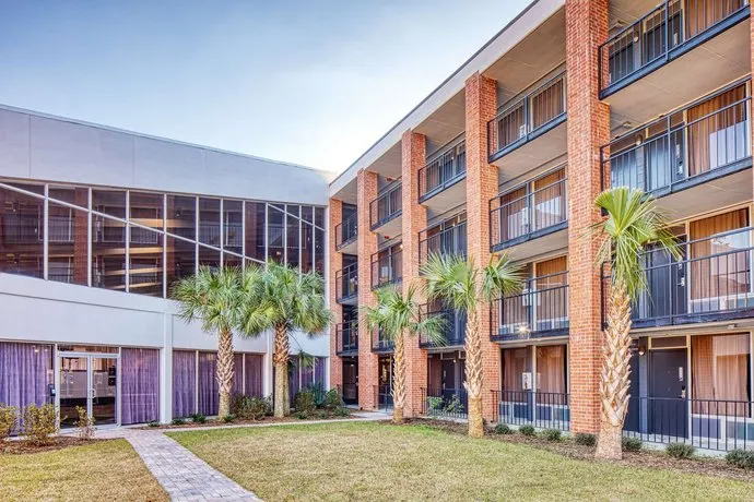 Hotel Columbia Inn & Suites - Image 1