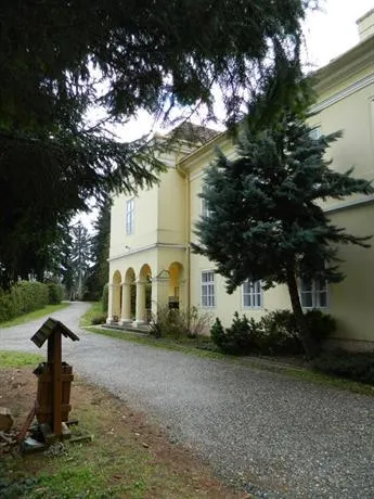 Szarkavár Hotel - Image 1