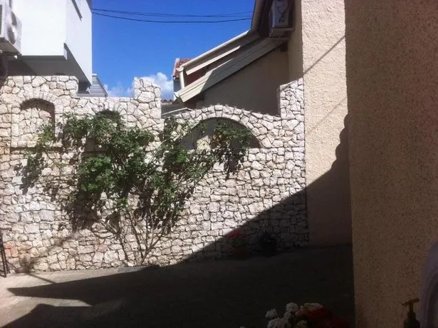 Elite Guest House - Image 1