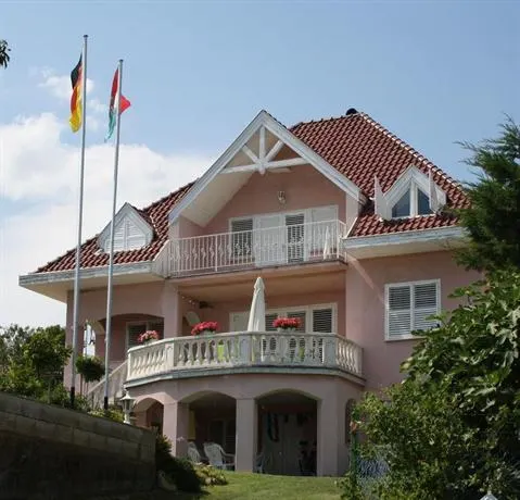 Villa Vera Balatongyorok - Image 1