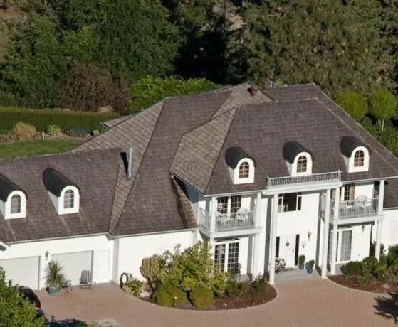 Bed And Breakfast: Unique - Image 1