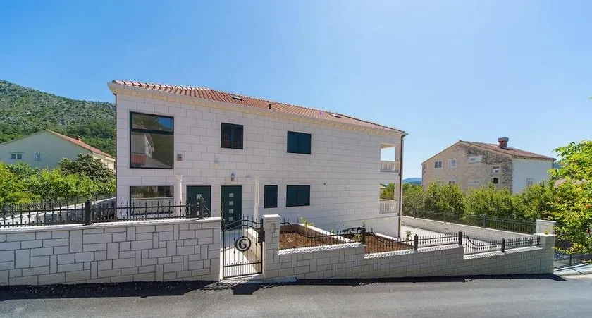 Casa Blanca y Verde - Image 1