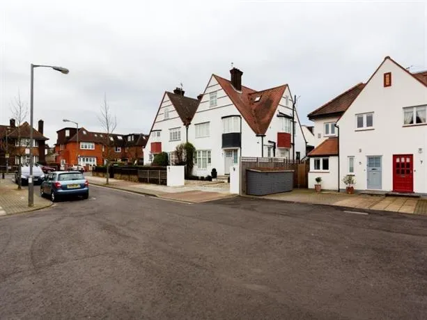 Veeve Lovely 3 Bed Family Home Broadcates Road Wandsworth - Image 1
