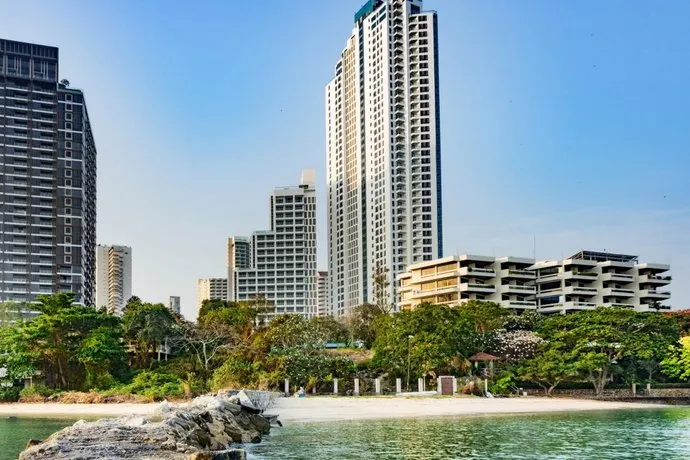 Luxury Beachfront Large Suite - Image 1
