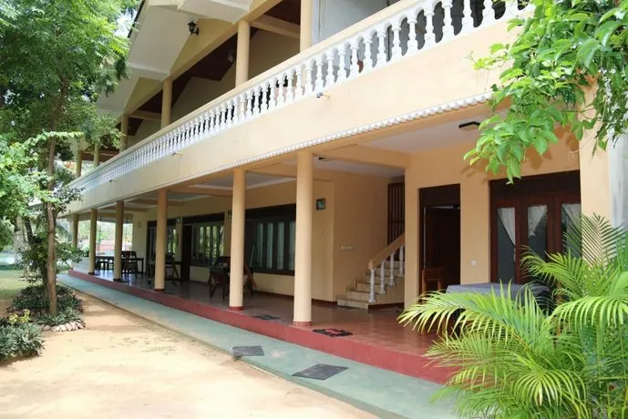 Hotel Queen River Inn - Image 1