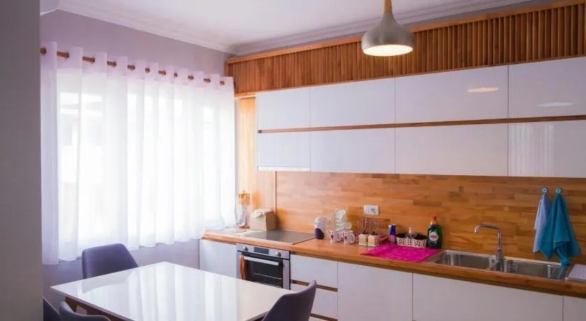 Modern Furnished Apartment with View - Image 1