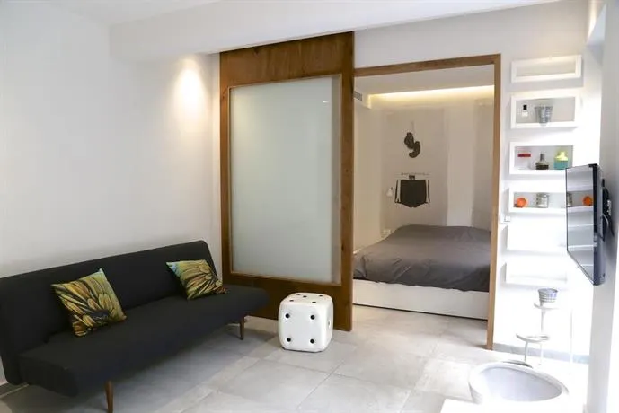 Holyguest Designer Suite Steps To The Beach - Image 1