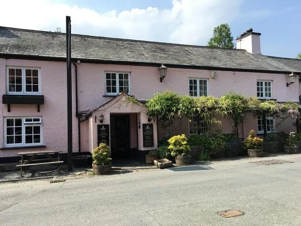 Holdstrong Farmhouse - Image 1