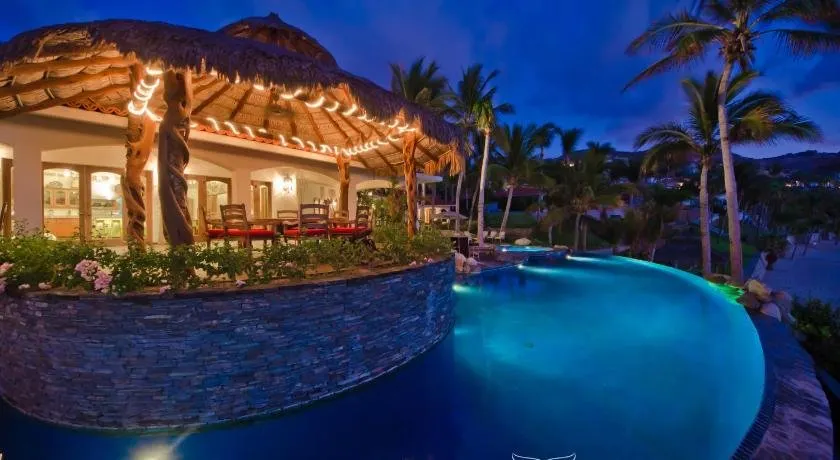 Casa Captiva Vacation Dream Home Elegant Beachside Living Sleeps 14 - Image 1
