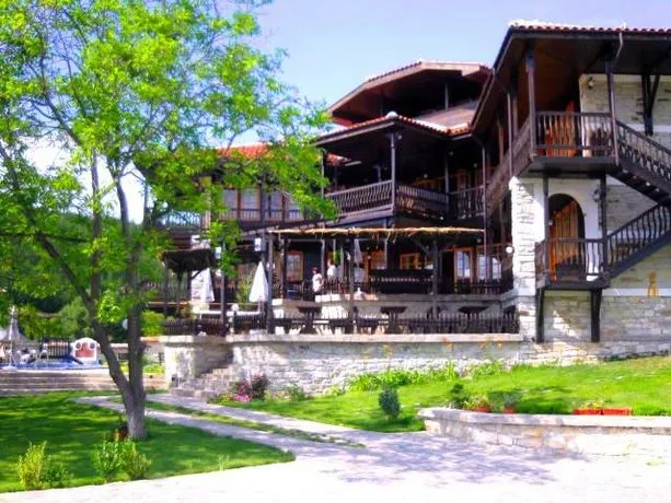 Trifon Zarezan Family Hotel - Image 1