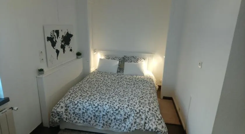 Chambre dans ancien prieure - Image 1